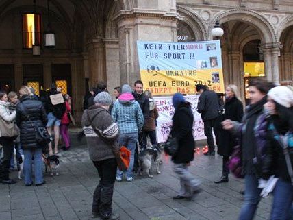Vor der Wiener Oper wurde gegen die Hundetötungen in der Urkraine demonstriert. Vor der Wiener Oper wurde gegen die Hundetötungen in der Urkraine demonstriert.