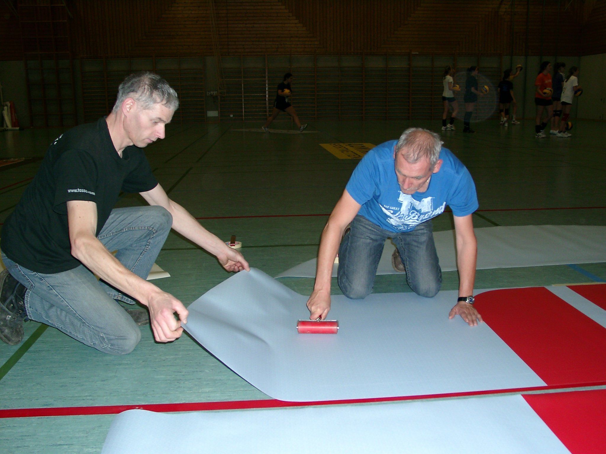 In der Hofsteigsporthalle wurden auf dem Parkett die Namen der Unterstützer angebracht. In der Hofsteigsporthalle wurden auf dem Parkett die Namen der Unterstützer angebracht.