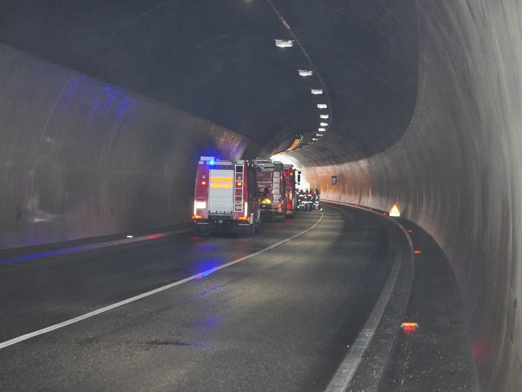 Vier Verletzte forderte ein schwerer Crash am Montag im Taxenbacher Tunnel.