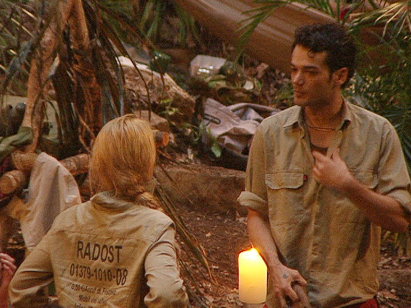 Tag 8 im Dschungelcamp - Daniel Lopes wirft Radost Bokel (Mi.) und Brigitte Nielsen vor egoistisch in Punkto Essen zu sein.
