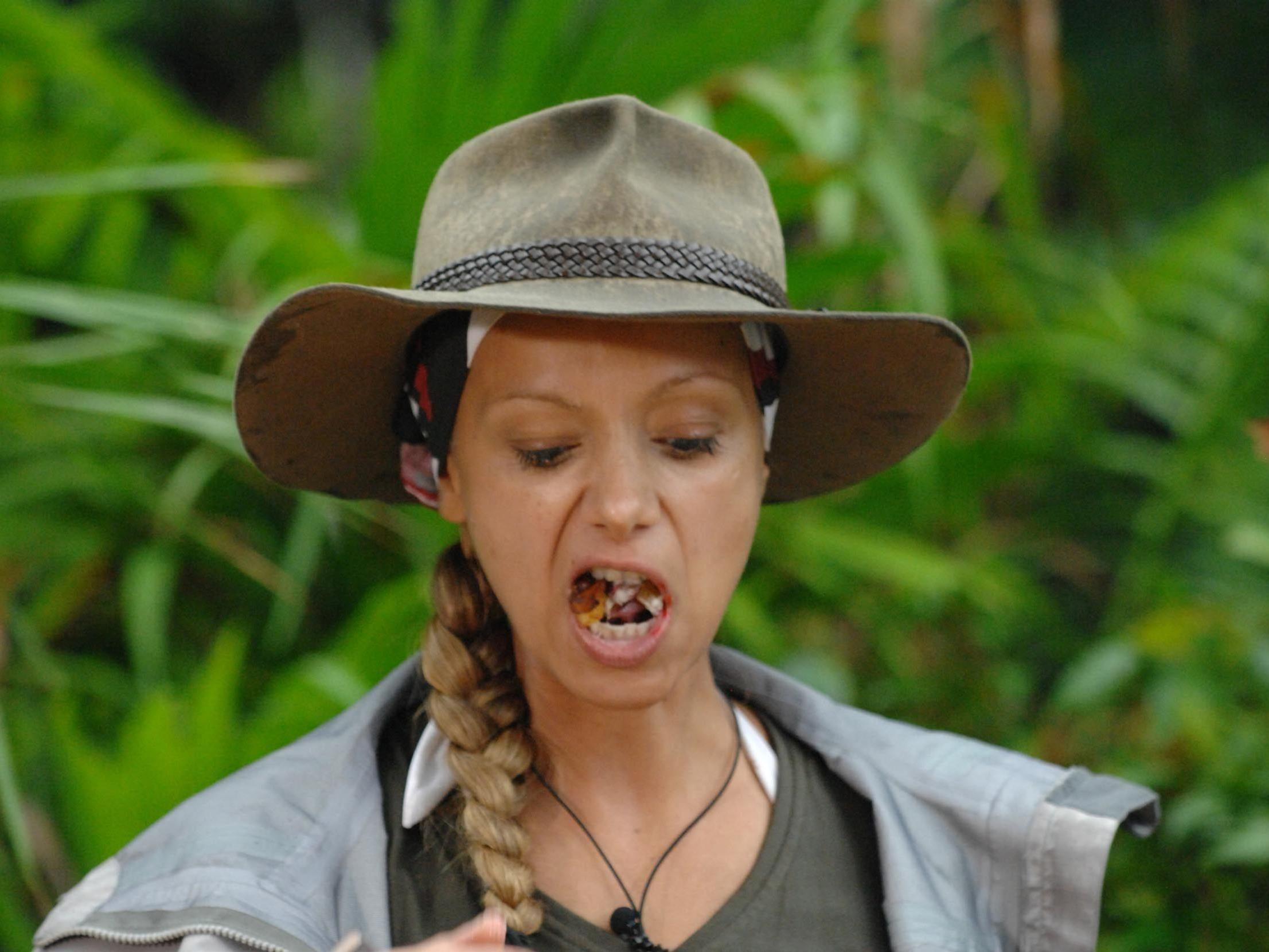 Wäh, das schmeckt ekelhaft! Radost Bokel bei ihrer ersten Dschungelprüfung.