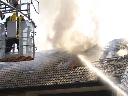 Mann in Kärnten stürzt bei Brand vom Dach