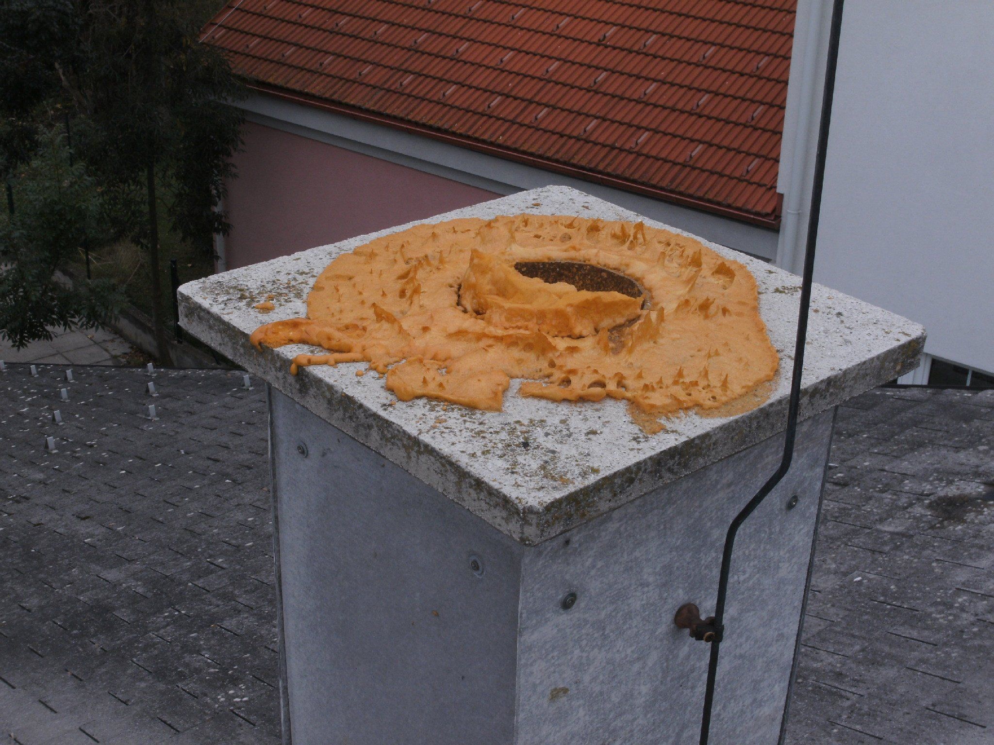 PU-Schaum im Kamin des Kindergartens PU-Schaum im Kamin des Kindergartens