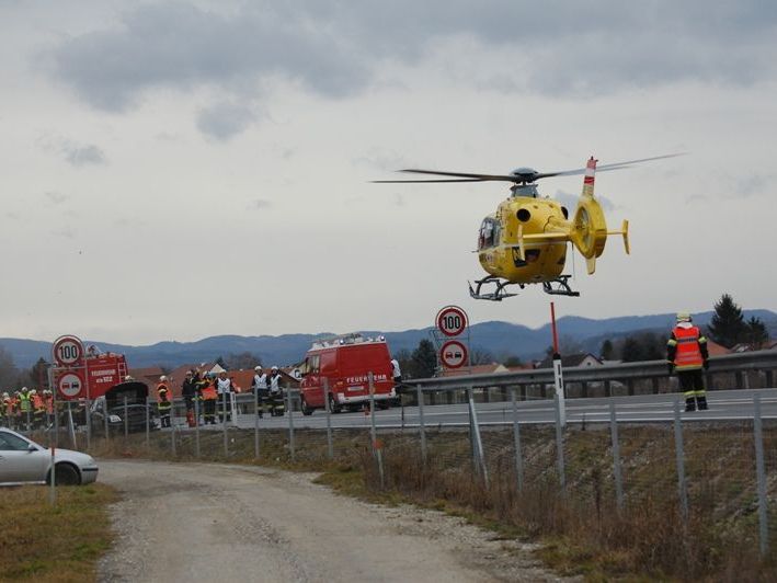Einen Großeinsatz auf der S5 erforderte ein Unfall mit mehreren beteiligten Fahrzeugen Einen Großeinsatz auf der S5 erforderte ein Unfall mit mehreren beteiligten Fahrzeugen