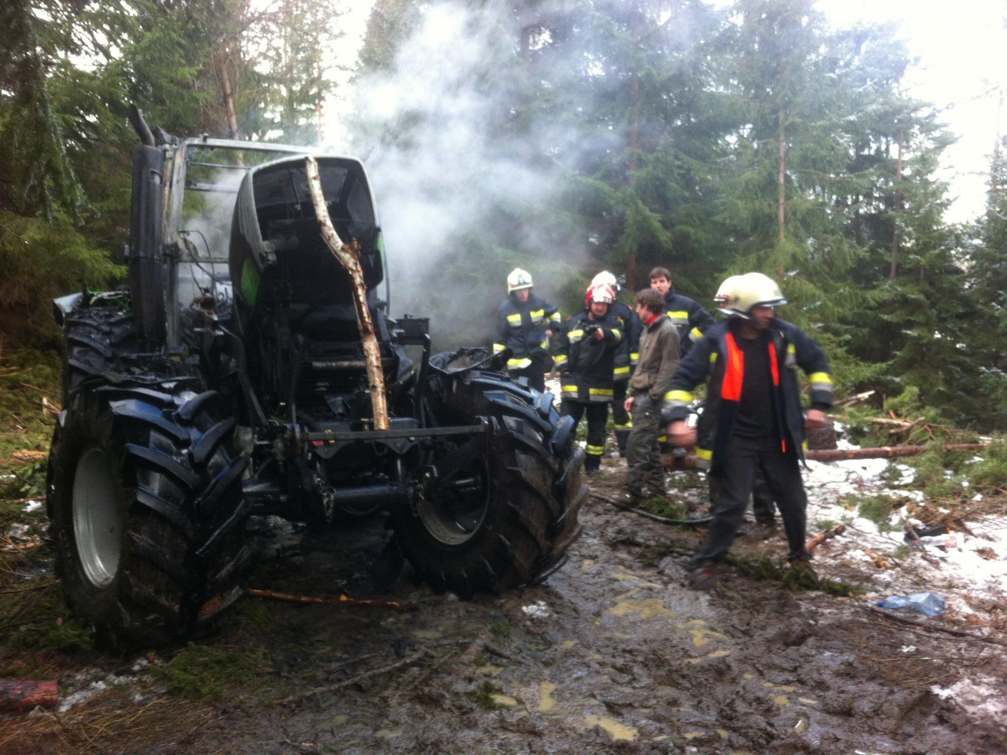 Am Eichberg sorgte ein brennender Traktor für einen Feuerwehreinsatz.