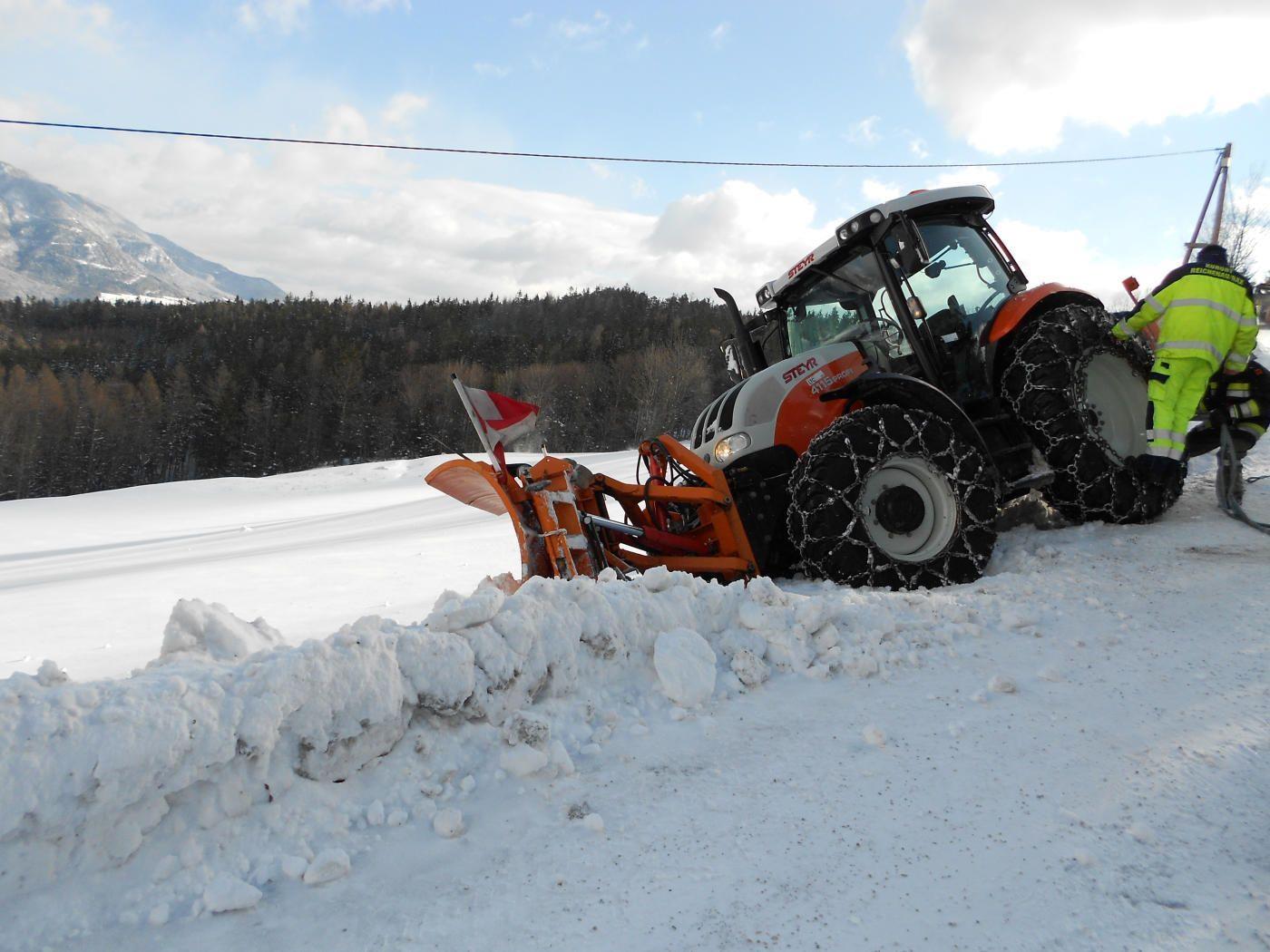 Ironie des Winters: Schneeräumfahrzeug bleibt im Schnee stecken