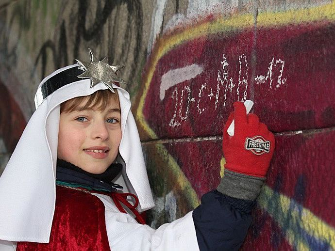 Auf die Haustüren schreiben die Sternsinger  "Christus segne diese Bleibe" (lat., abgekürzt "CMB"). Auf die Haustüren schreiben die Sternsinger  "Christus segne diese Bleibe" (lat., abgekürzt "CMB").