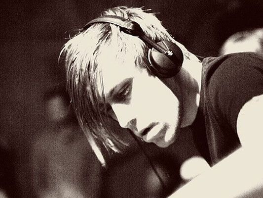 Max Zeller alias DJ Moogle bei KlangTheater im KlangTheater Max Zeller alias DJ Moogle bei KlangTheater im KlangTheater