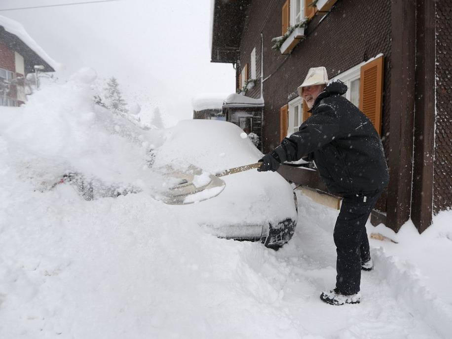 Schneemassen in Westösterreich lassen jede Winterromantik vergessen