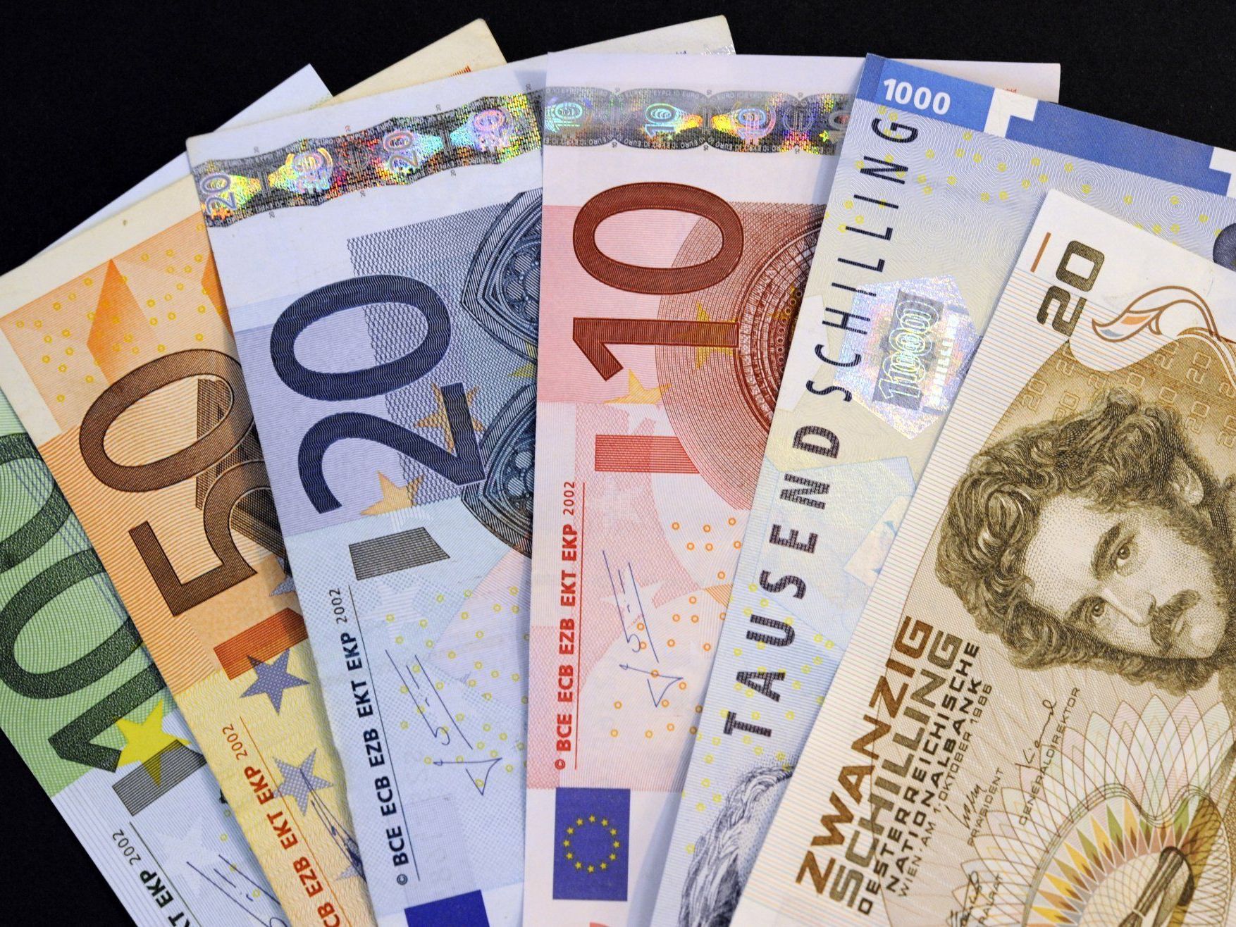 Alte österreischische Schilling-Scheine sowie Euro Banknoten. Alte österreischische Schilling-Scheine sowie Euro Banknoten.