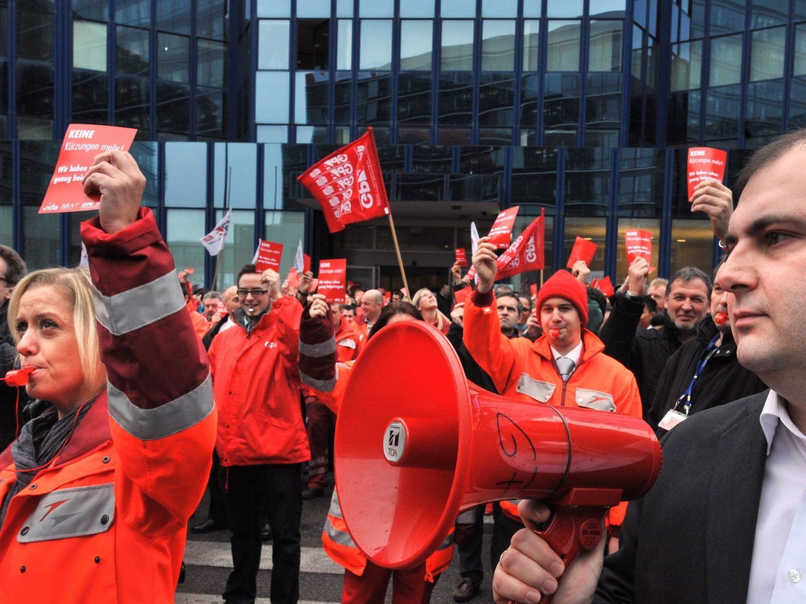 Die Gewerkschaft stellt sich gegen neue Kollektivverträge für AUA-Mitarbeiter. Die Gewerkschaft stellt sich gegen neue Kollektivverträge für AUA-Mitarbeiter.