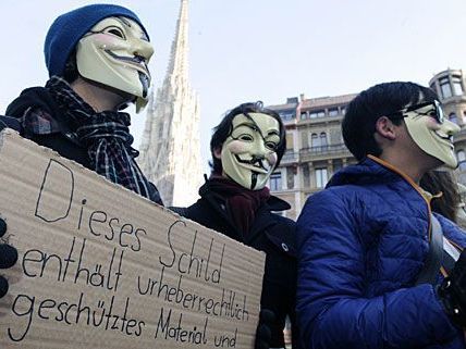 Die Aktivisten von Anonymous demonstrierten mit Schildern am Stephansplatz Die Aktivisten von Anonymous demonstrierten mit Schildern am Stephansplatz
