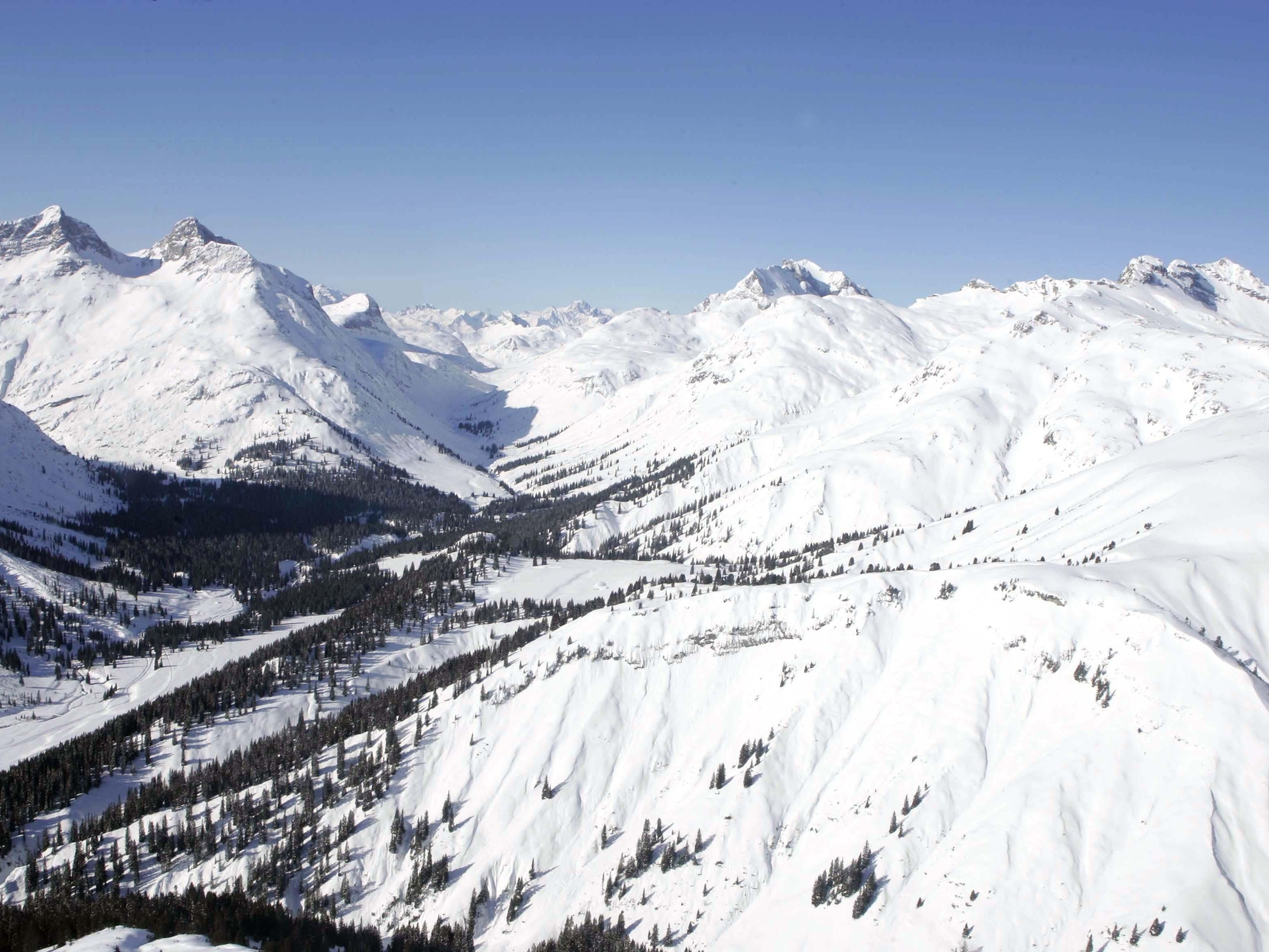 Nur wenige Wege führen über den Arlberg, ein paar davon werden nun vorgestellt. Nur wenige Wege führen über den Arlberg, ein paar davon werden nun vorgestellt.