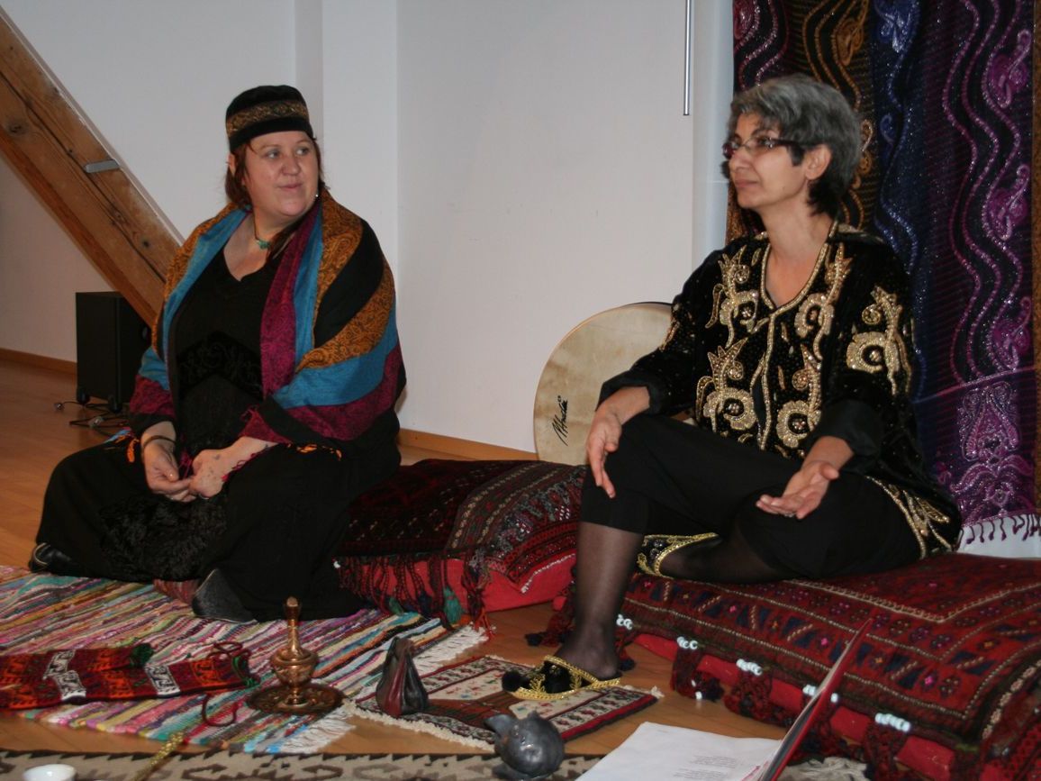 Manuela Steger und Elizabet Hintner erzählen Geschichten aus Orient und Okzident. Manuela Steger und Elizabet Hintner erzählen Geschichten aus Orient und Okzident.
