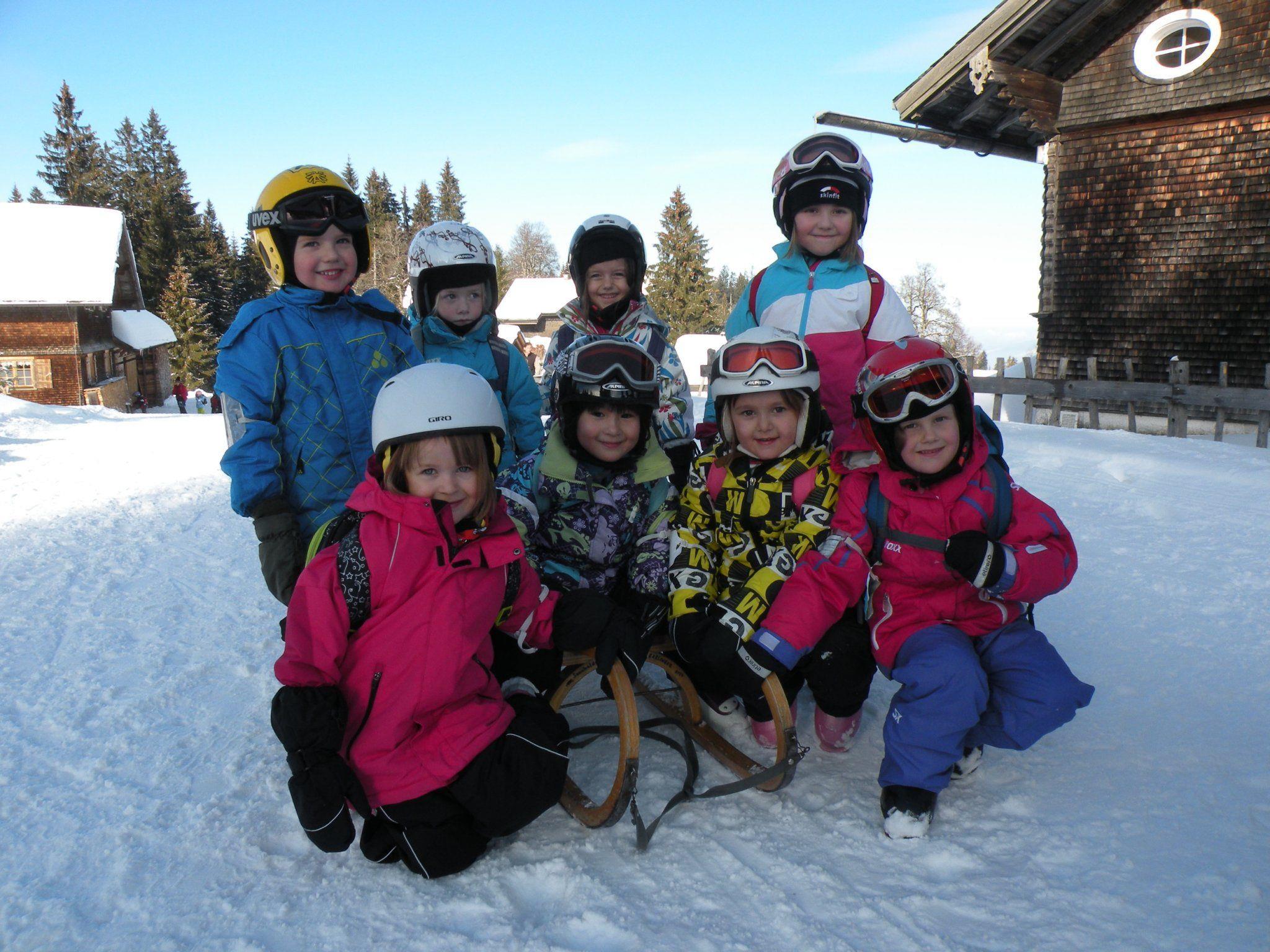 Kleine Wintersportler auf dem Weg zum Bambini-Skirennen