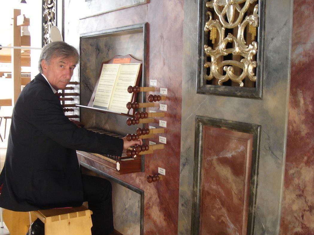 Prof. Bruno Oberhammer an der großen Rieger-Orgel.