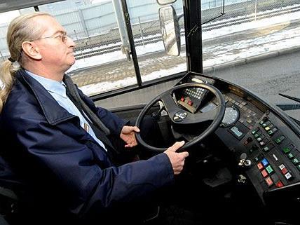 Die meisten Busfahrer haben bei der Fahrt beide Hände am Lenkrad - nicht so der telefonierende 10A-Fahrer