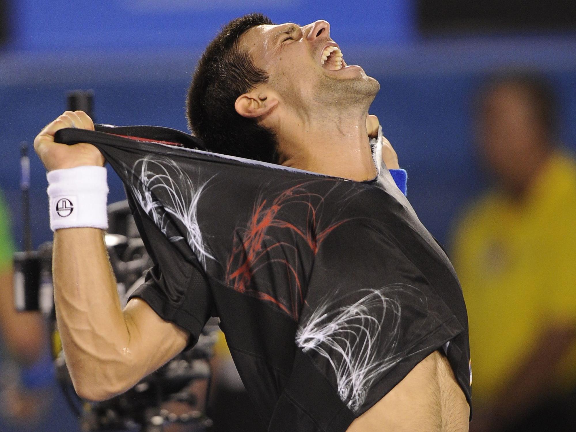 Novak Djokovic reißt sein Shirt auseinander, nachdem er Rafael Nadal in einem spannenden Finale besiegt hat.