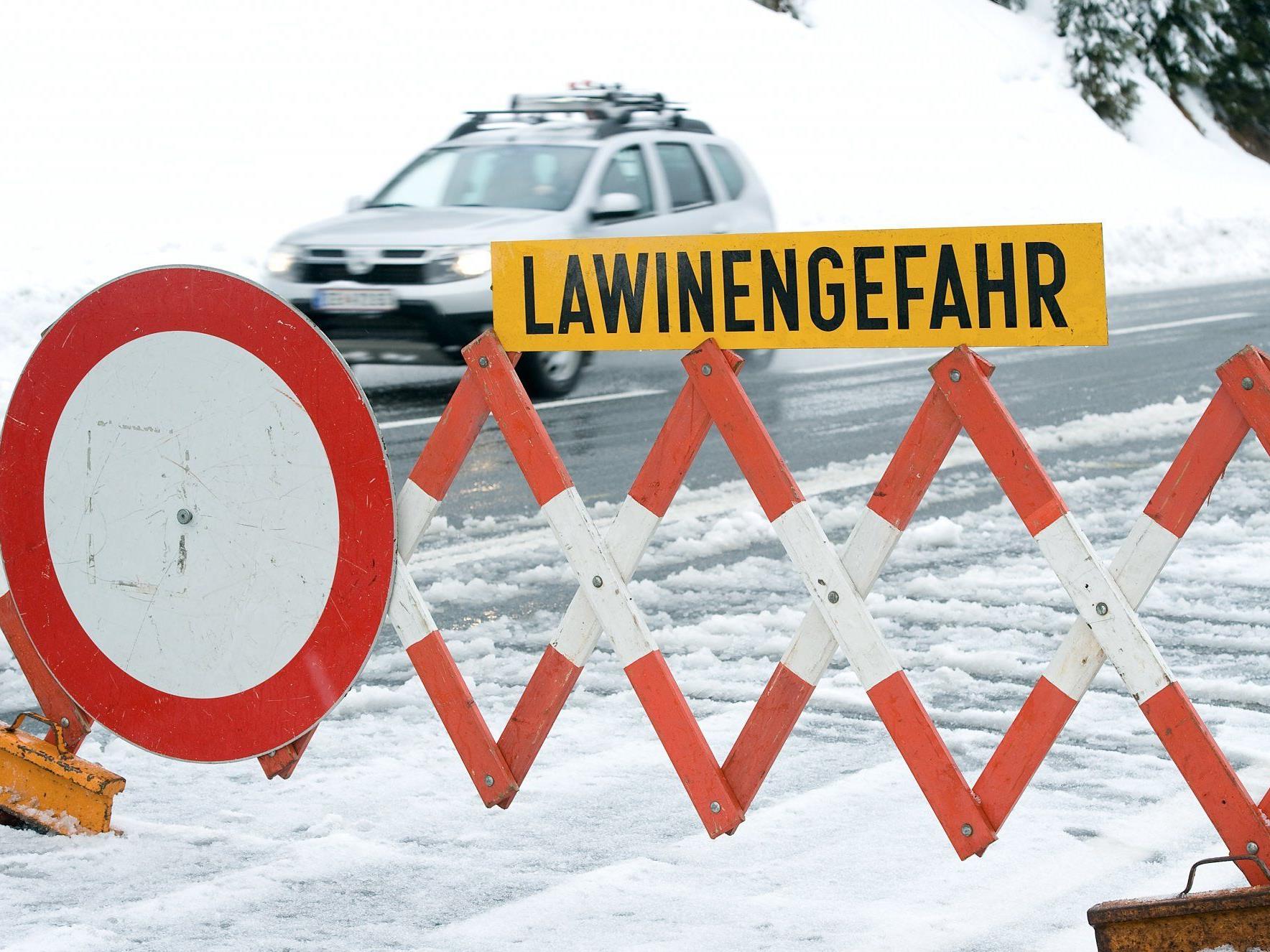 Zahlreiche Straßensperren wurden im Salzburger Pinzgau wegen Lawinengefahr, umgestürzten Bäumen und viel Schnee eingerichtet.