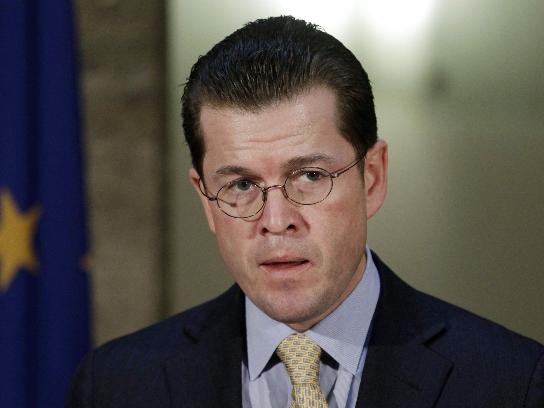 Karl-Theodor zu Guttenberg, auch bekannt als "Lügenbaron". Karl-Theodor zu Guttenberg, auch bekannt als "Lügenbaron".