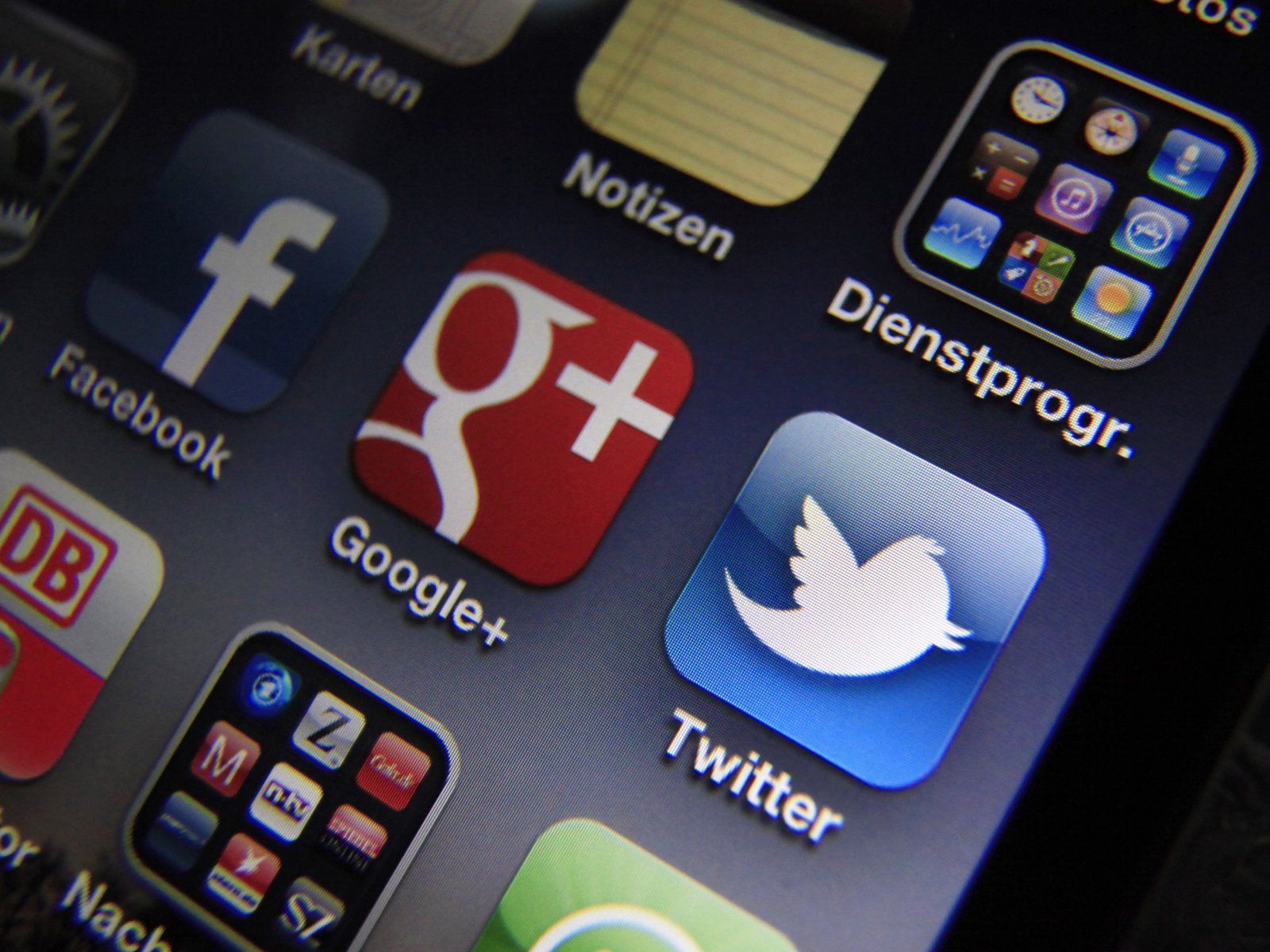 Kritik an Vernetzung von E-Mail-Accounts mit sozialem Netzwerk. Kritik an Vernetzung von E-Mail-Accounts mit sozialem Netzwerk.