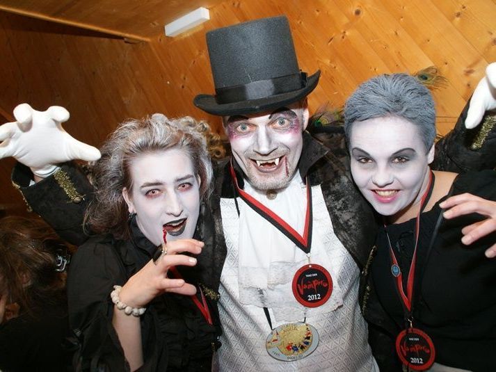 Die Vamire von der Fluh durften beim großen Narrentag in Doren nicht fehlen. Die Vamire von der Fluh durften beim großen Narrentag in Doren nicht fehlen.