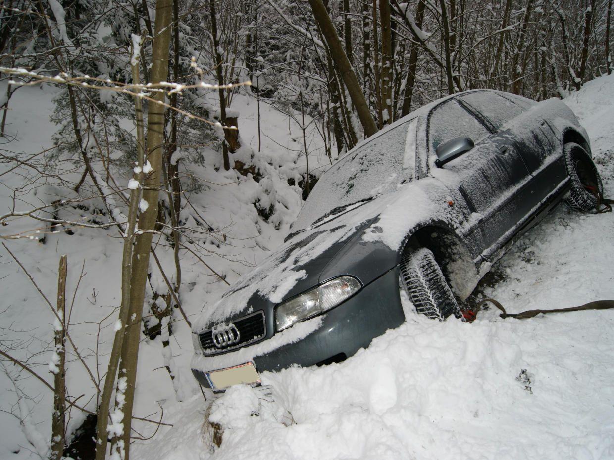 Auf der glatten Schneefahrpahn kam es in Aspang zu einem Verkehrsunfall.