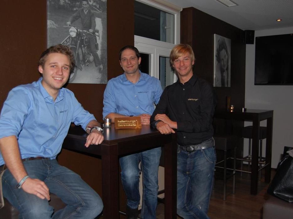 Jürgen Haller mit seiner Crew in der neuen „hallerlounge“. Jürgen Haller mit seiner Crew in der neuen „hallerlounge“.