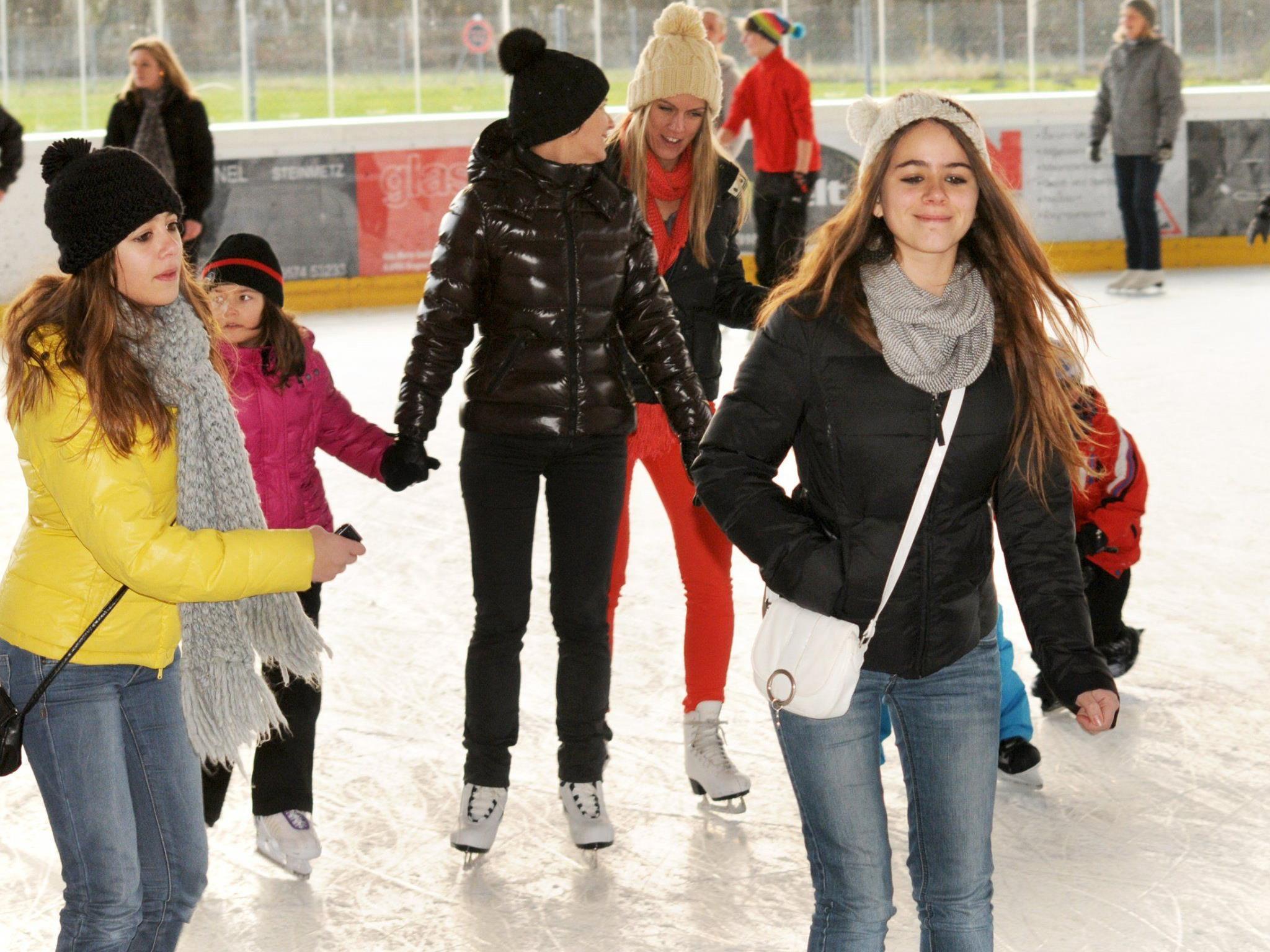 Wintersportler genießen das Eislaufen auf dem überdachten Platz beim Sportzentrum Hard.