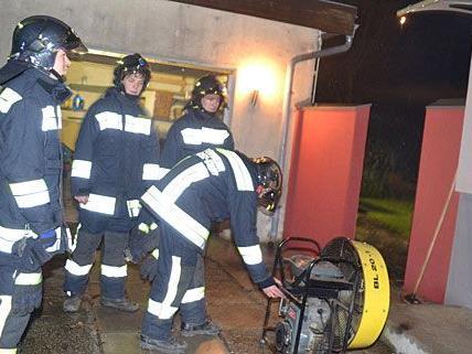 Die Einsatzkräfte der Feuerwehr mussten in Gloggnitz einen gefährlich verrauchten Keller entlüften
