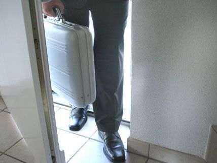 Die Betrüger verschaffen sich mit Tricks Zutritt zu fremden Wohnungen Die Betrüger verschaffen sich mit Tricks Zutritt zu fremden Wohnungen