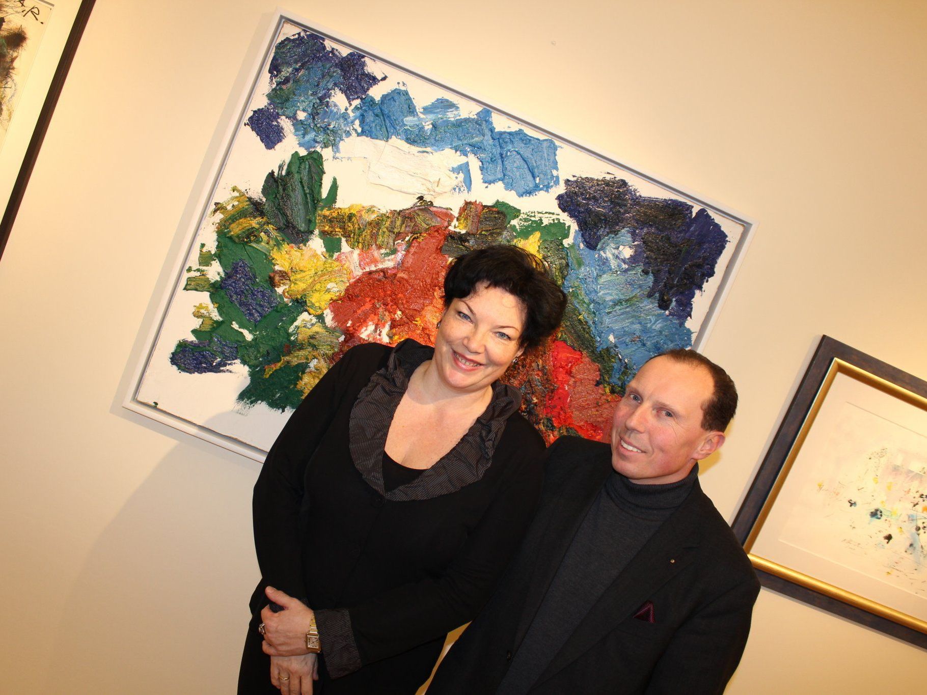 Monika und Gerald Ziwna, dahinter die "Sandgrube" von Franz Grabmayr. Monika und Gerald Ziwna, dahinter die "Sandgrube" von Franz Grabmayr.