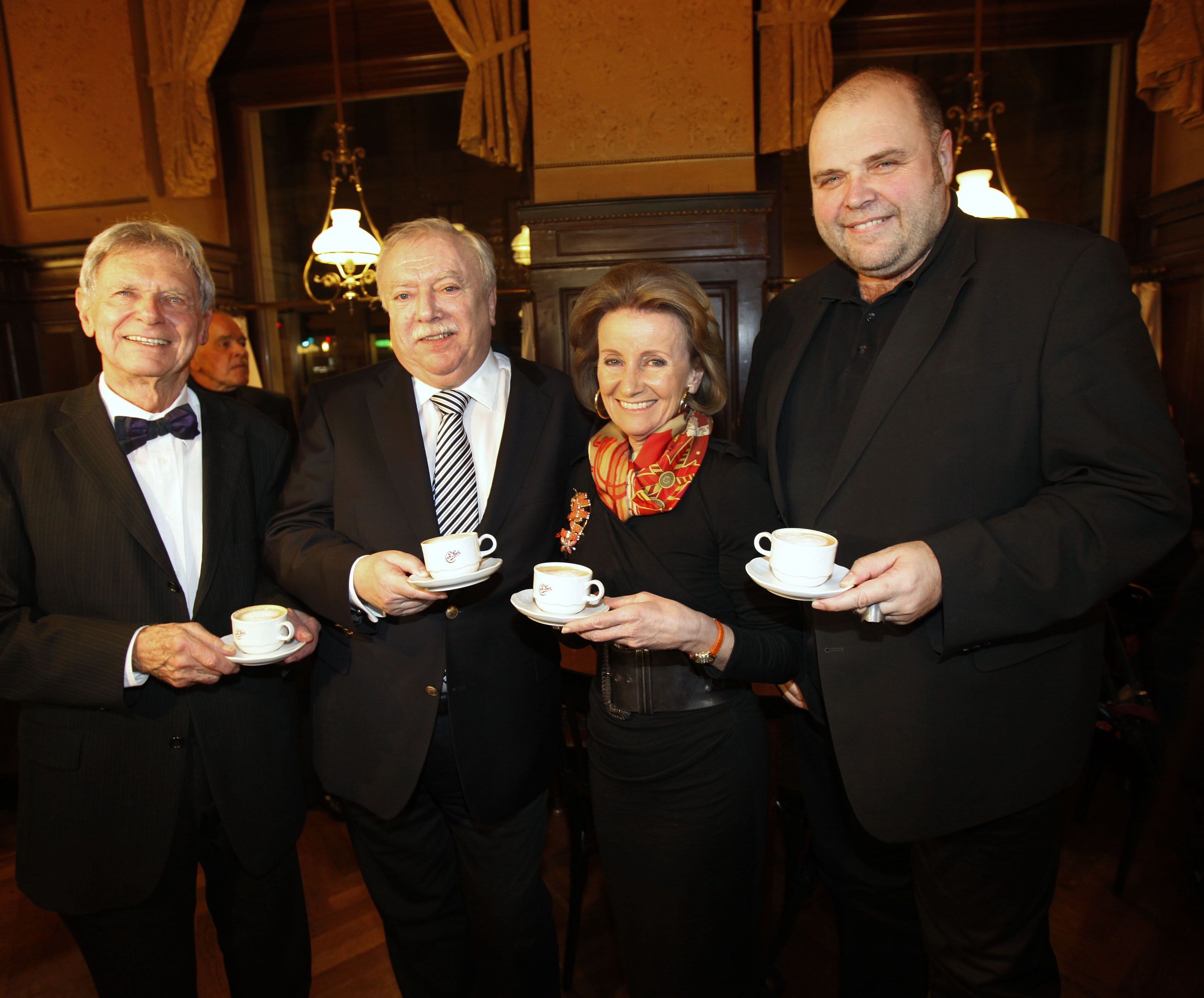 Ganz offizielle Kaffeesieder sind jetzt BM Michael Häupl und Sacher-Chefin Elisabeth Gürtler Ganz offizielle Kaffeesieder sind jetzt BM Michael Häupl und Sacher-Chefin Elisabeth Gürtler