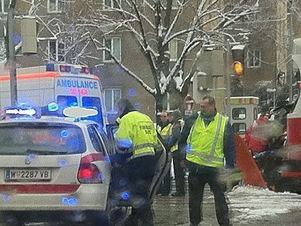Unser Leserreporter war zufällig vor Ort, als ein Schneepflug und eine Straßenbahn zusammenstießen Unser Leserreporter war zufällig vor Ort, als ein Schneepflug und eine Straßenbahn zusammenstießen