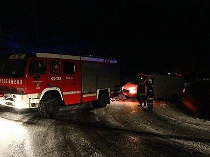 Die Feuerwehr musste zwei Lkws in Wiener Neustadt wegen Glatteis bergen