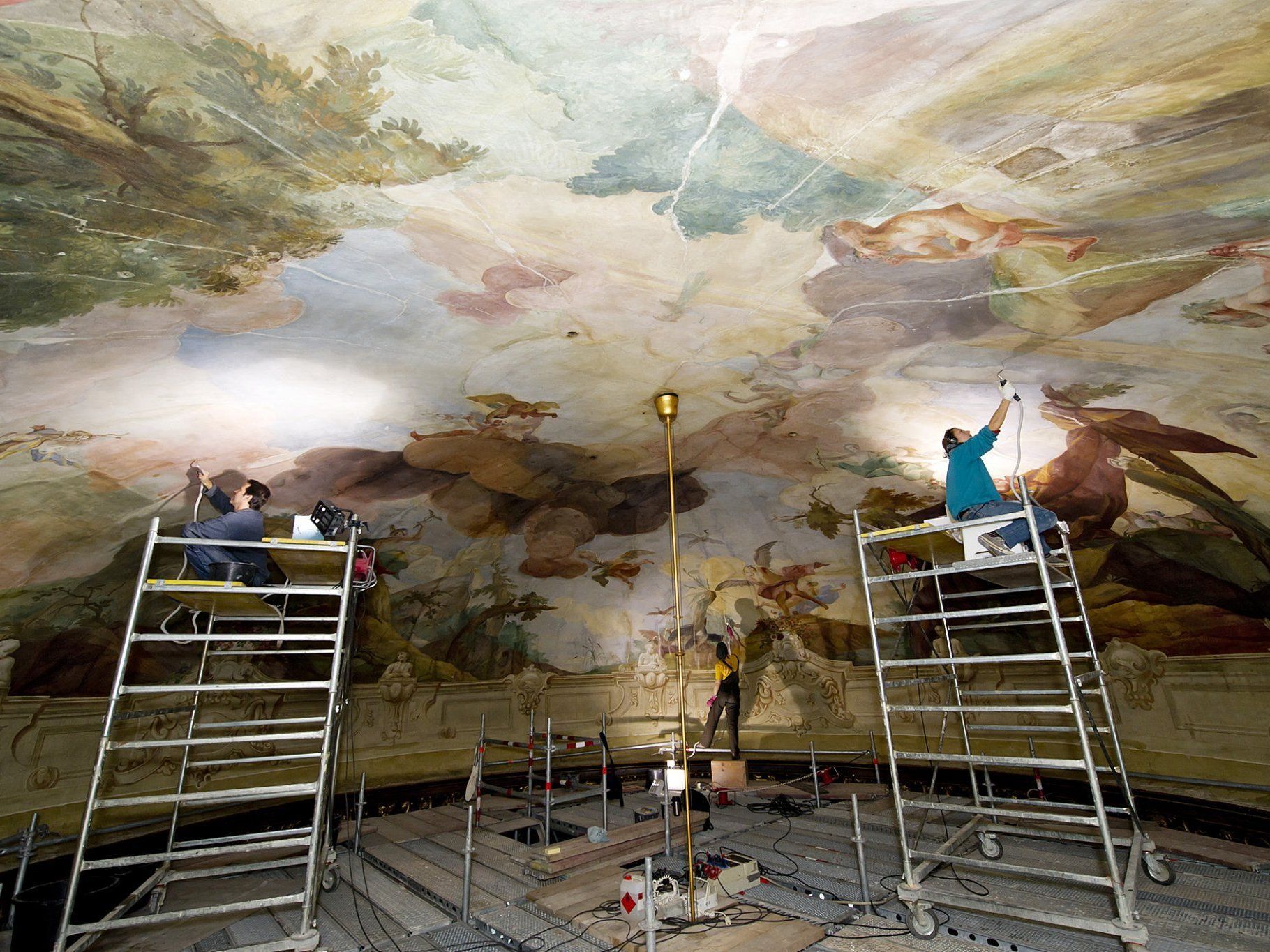 Neuer Farbe, alter Glanz für das Kaiserpavillon im Tiergarten Schönbrunn.