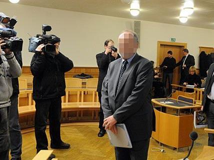 Zwei der fünf Angeklagten vor Prozessbeginn am Mittwoch im Wiener Straflandesgericht.