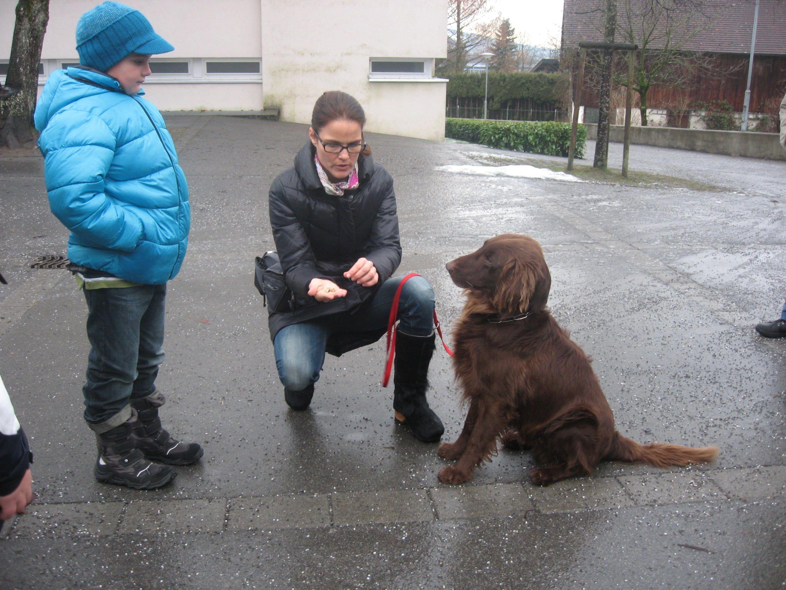 Heidi Sutterlüty mit Rettungshund Pius.