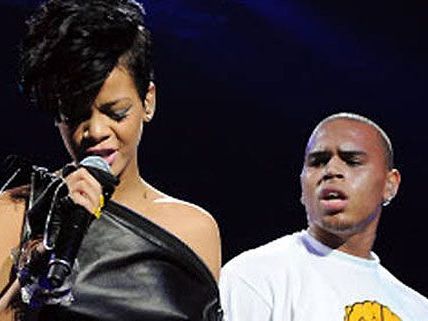 Chris Brown wurde in der Vergangenheit gegen Rihanna handgreiflich - versöhnen sie sich trotzdem? Chris Brown wurde in der Vergangenheit gegen Rihanna handgreiflich - versöhnen sie sich trotzdem?