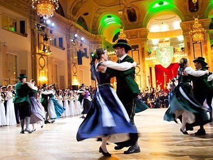 Auf dem Steirerball wird gerne zünftig das Tanzbein geschwungen Auf dem Steirerball wird gerne zünftig das Tanzbein geschwungen