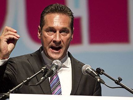 H.C. Strache fand bei einer Pressekonferenz scharfe Worte gegen Gegner des WKR-Balles