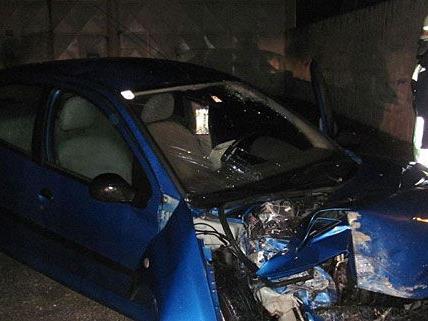 Der Unfall-Pkw wurde beim Crash gegen die Mauer in Niederrußbach schwer beschädigt