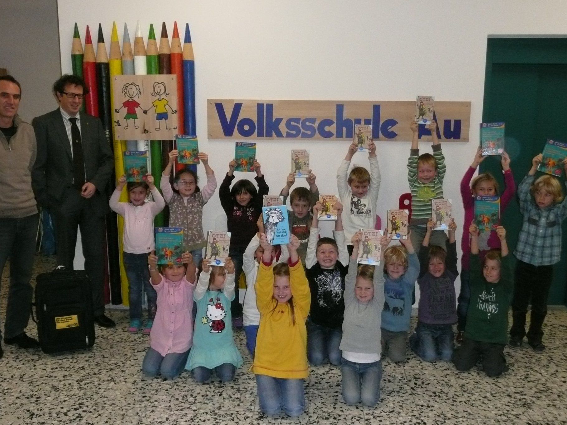 Die Schüler und Schülerinnen der VS Au freuten sich sichtlich über den Bücherkoffer. Die Schüler und Schülerinnen der VS Au freuten sich sichtlich über den Bücherkoffer.