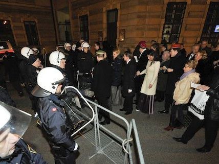 Die Polizei musste am Heldenplatz Demonstranten und Ballbesucher trennen Die Polizei musste am Heldenplatz Demonstranten und Ballbesucher trennen