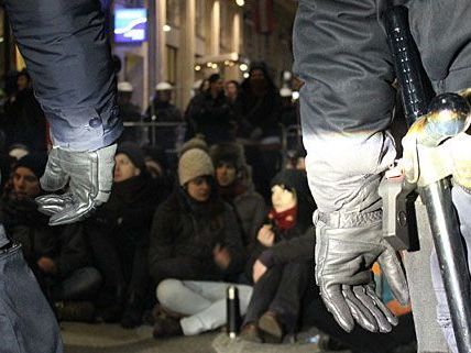 Bei den Demonstrationen gegen den WKR-Ball kam es zu Ausschreitungen zwischen Polizei und Demonstranten