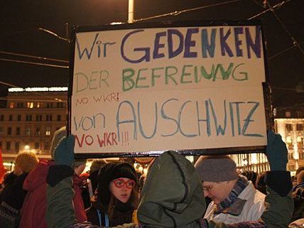 Vor der Uni fanden sich Tausende Menschen ein, um gegen den rechtsextremen WKR-Ball zu demonstrieren Vor der Uni fanden sich Tausende Menschen ein, um gegen den rechtsextremen WKR-Ball zu demonstrieren