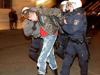 Das Verhalten der Polizisten wurde nicht nur von den WKR-Ball-Demonstranten massiv kritisiert Das Verhalten der Polizisten wurde nicht nur von den WKR-Ball-Demonstranten massiv kritisiert