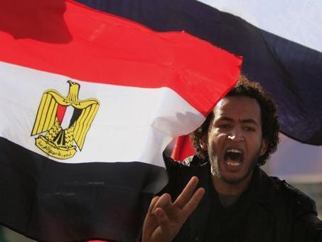 Auch nach dem Sturz Mubaraks im vergangenen Jahr sind die Menschen in Ägypten unzufrieden. Ein Wiener Autohändler will das nun ändern.