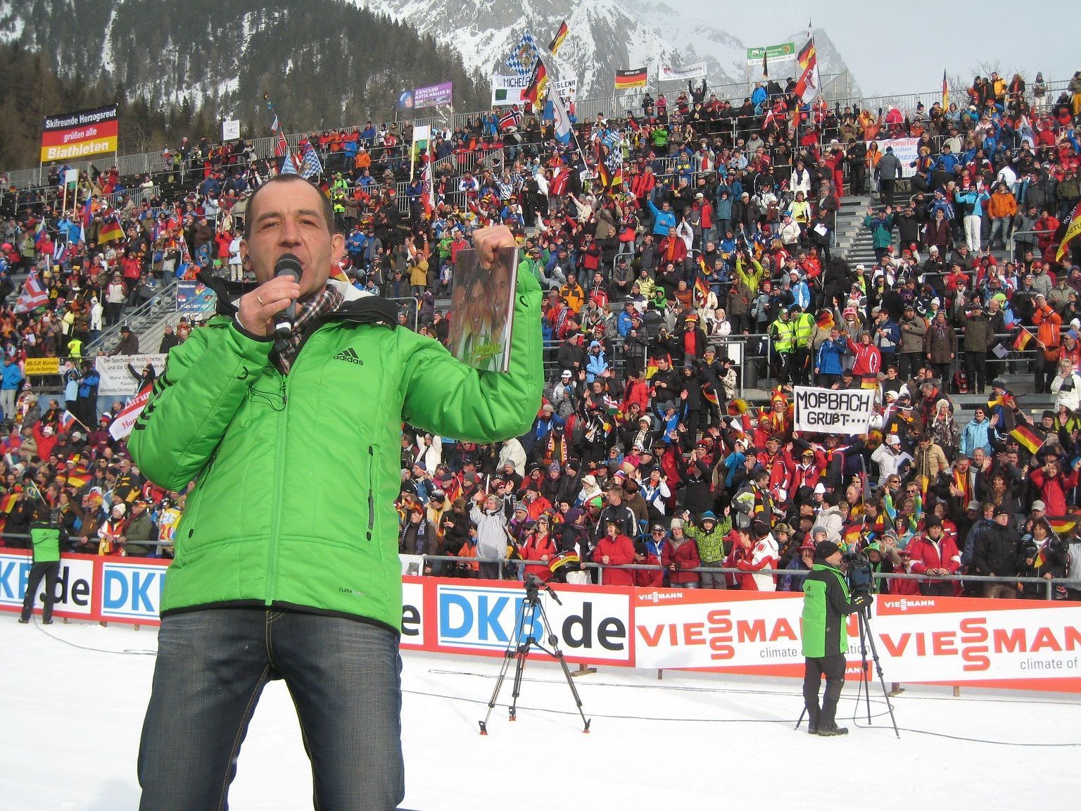 Powermoderator Martin Böckle "rockt" in Antholz. Powermoderator Martin Böckle "rockt" in Antholz.