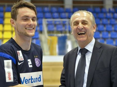 Der australische Teamspieler James Holland (l.) und Austria-Sportvorstand Thomas Parits Der australische Teamspieler James Holland (l.) und Austria-Sportvorstand Thomas Parits